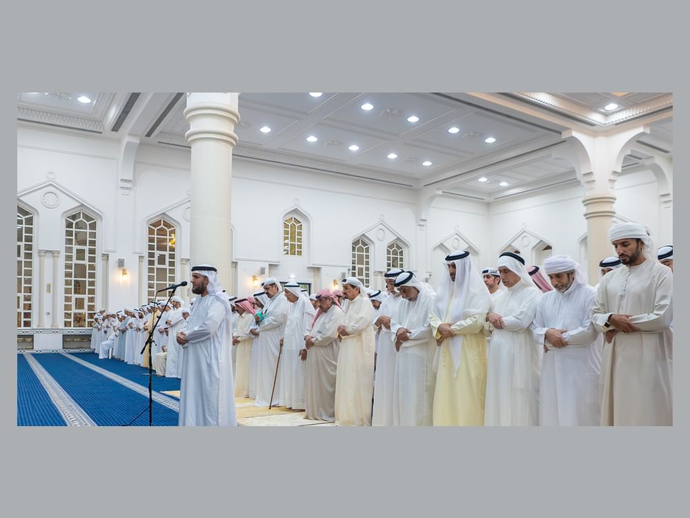 حاكم عجمان يؤدي صلاة الجنازة على جثمان الشيخة عائشة محمد خلف