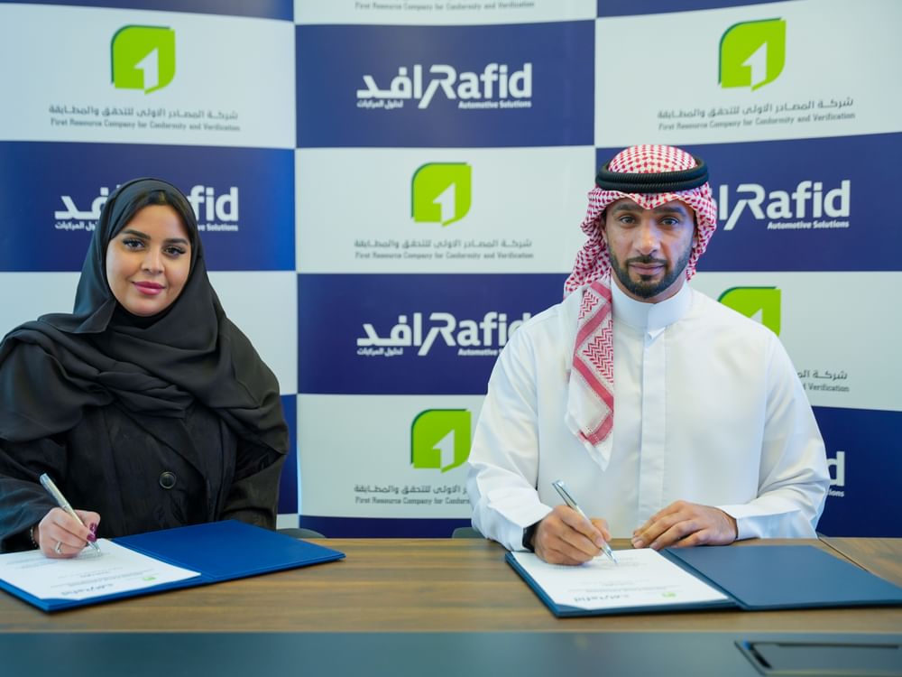 رافد لحلول المركبات وشركة المصادر الأولى للتحقق والمطابقة يعززان تعاونهما المشترك