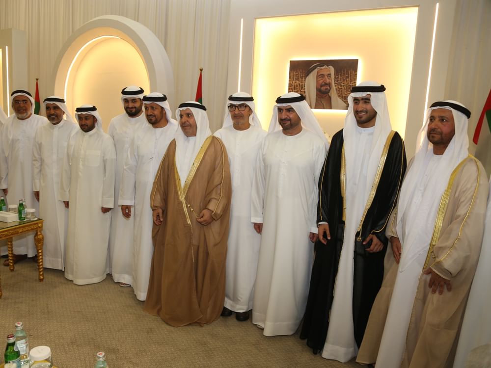 عبدالله بن سالم القاسمي وسلطان بن أحمد القاسمي يشهدان حفل زفاف خالد الوليد بن خادم