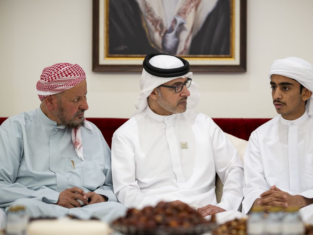 هزاع بن زايد يُقدم واجب العزاء في وفاة حارب سعيد حمد العميمي وحمد أحمد النخيره المحرمي