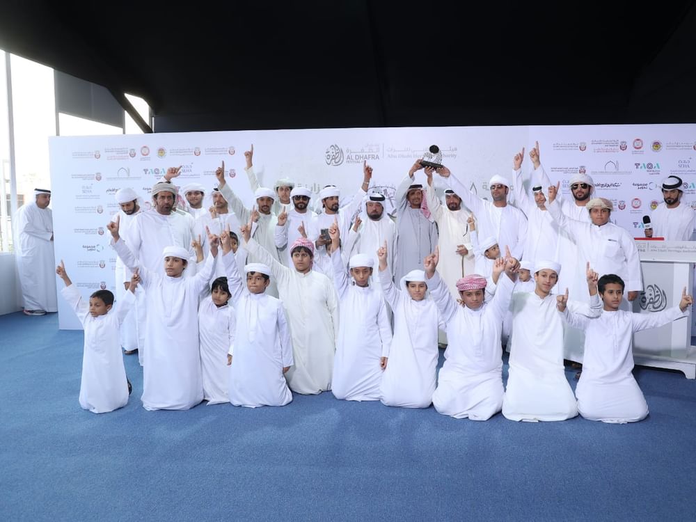 تتويج الفائزين بمزاينة سويحان في مهرجان الظفرة