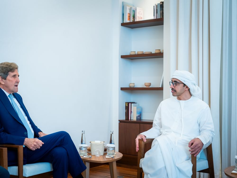 عبدالله بن زايد يستقبل جون كيري ويبحثان ملف المناخ واستعدادات