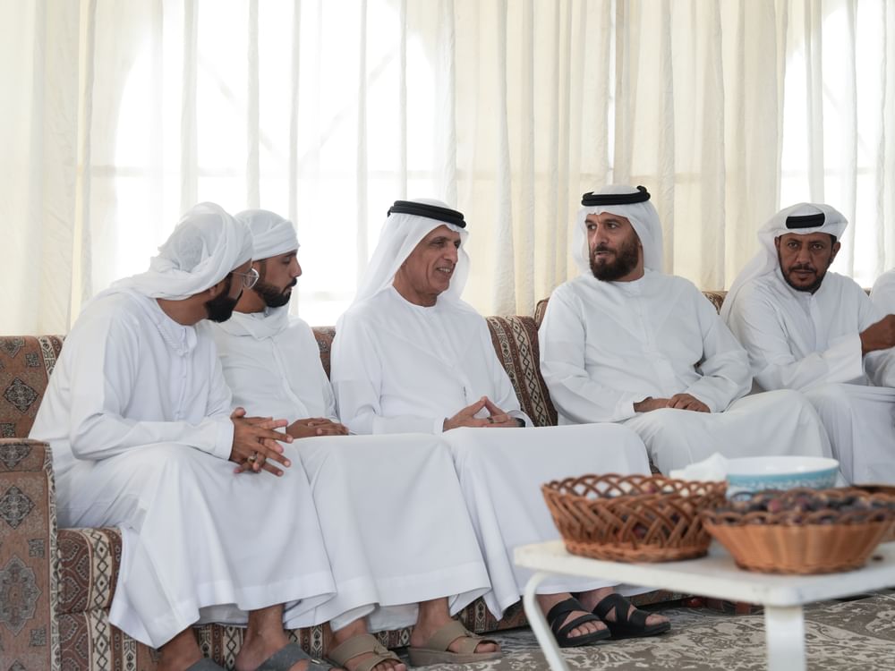 سعود بن صقر يقدم واجب العزاء في وفاة إبراهيم المعلا ومبارك الكتبي