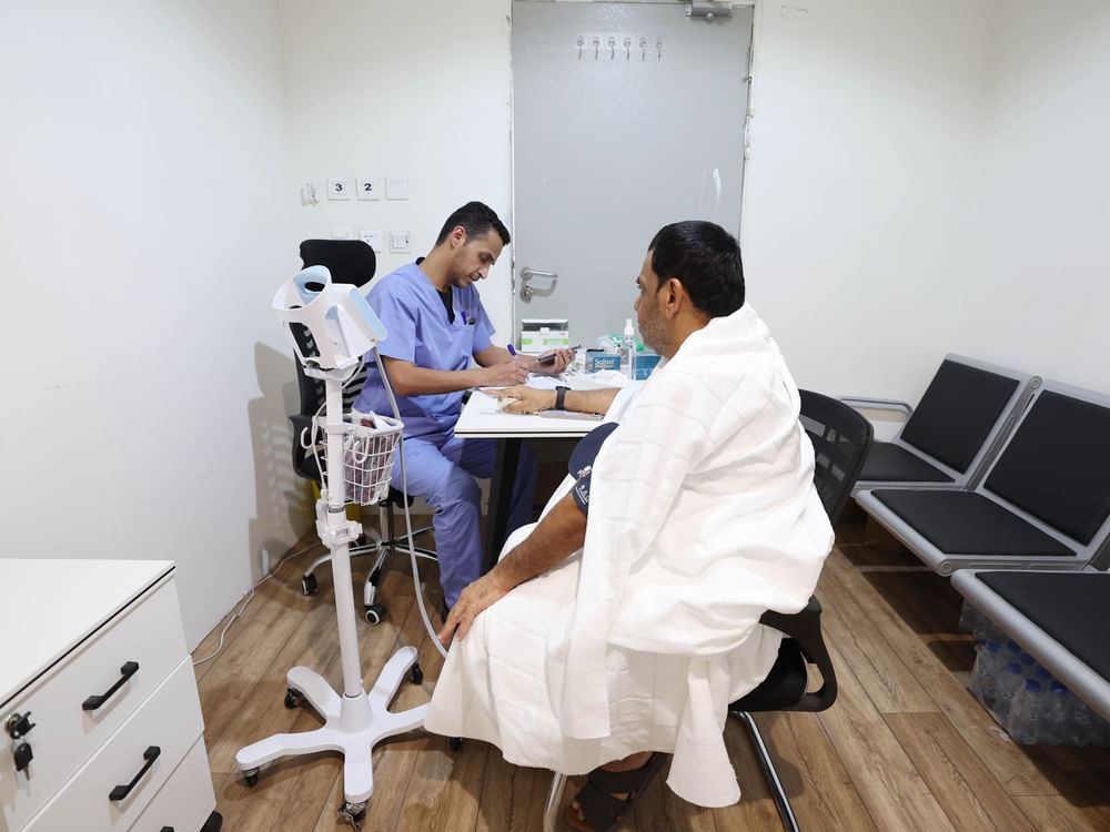 الفرق الطبية تواصل تقديم خدماتها بالتزامن مع توافد حجاج الدولة على مشعر منى