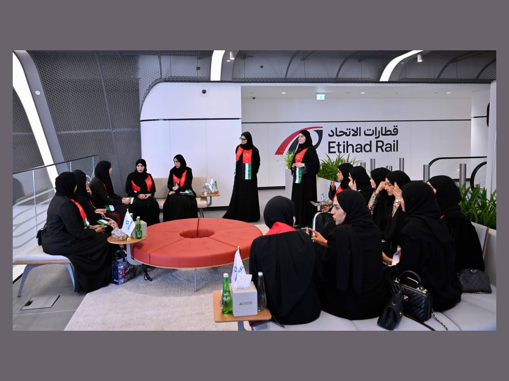 30 إماراتية من ثلاثة أجيال يجتمعن على متن قطار الاتحاد احتفاءً بيوم المرأة الإماراتية