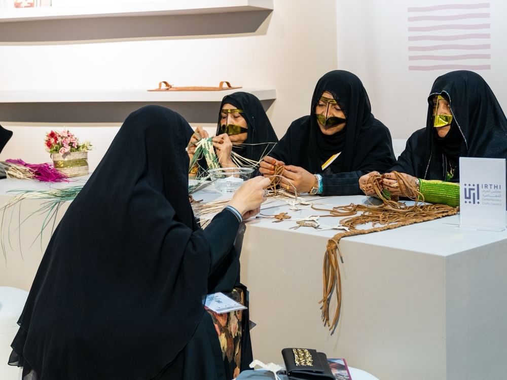 "إرثي للحرف المعاصرة" يقود حوارا إستراتيجيا لتعزيز مكانة الحرف الإماراتية كقوة اقتصادية وثقافية