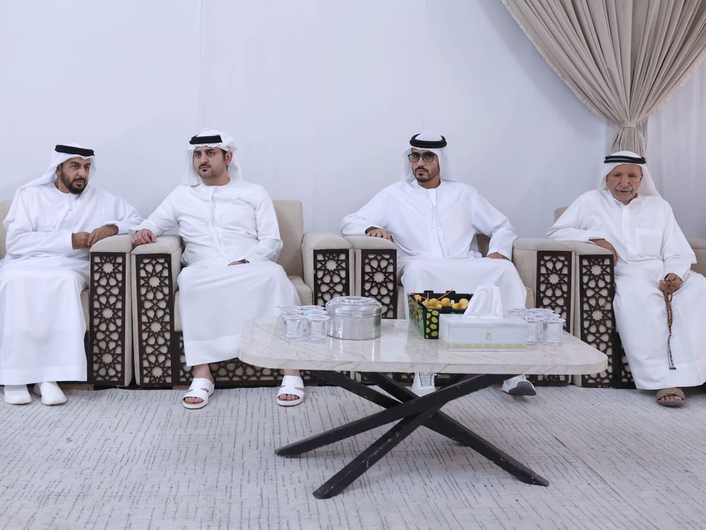 مكتوم بن محمد يقدّم واجب العزاء في وفاة عوشه بنت مكتوم