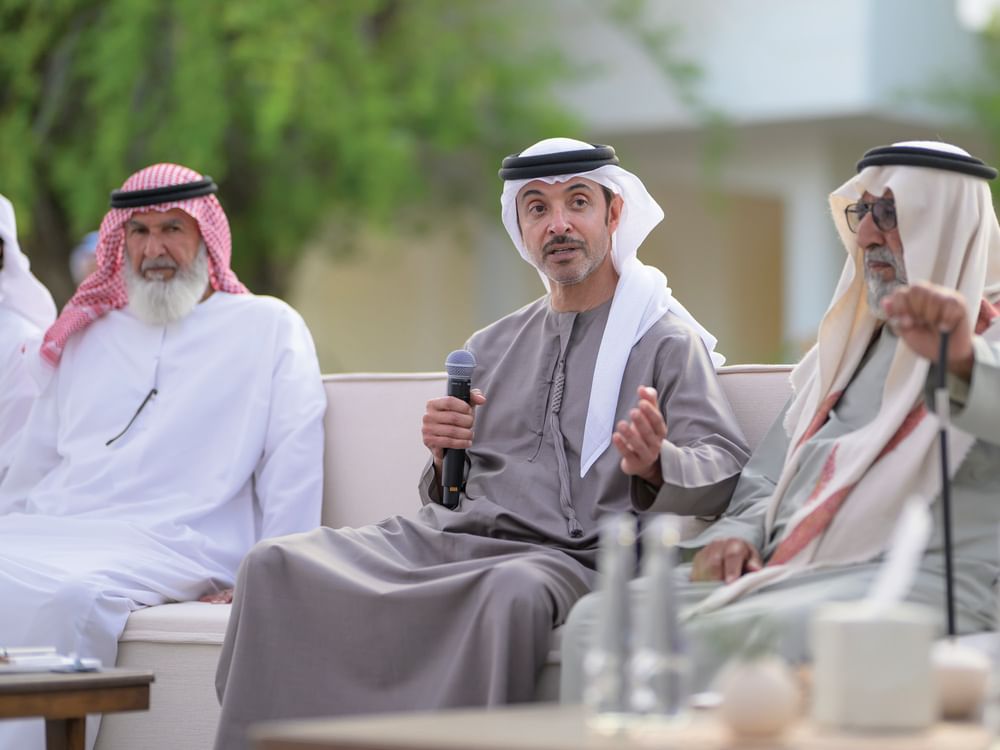 Hazza bin Zayed recebe xeiques, autoridades e cidadãos no Palácio Al Maqam em Al Ain