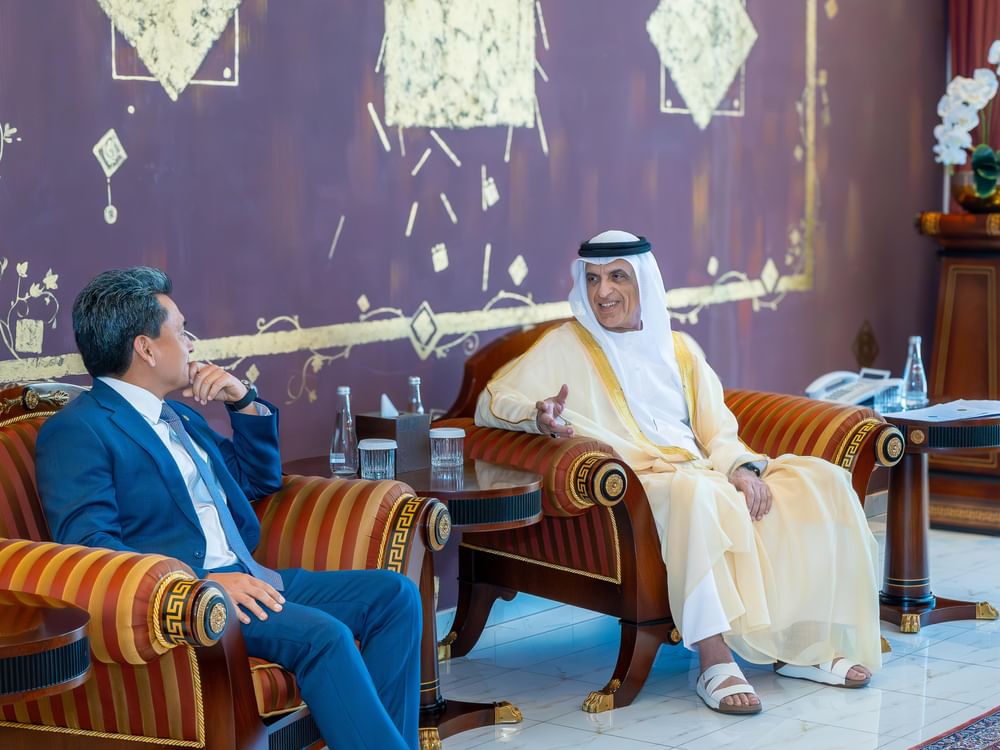 El gobernante de Ras Al Khaimah recibe al embajador de El Salvador