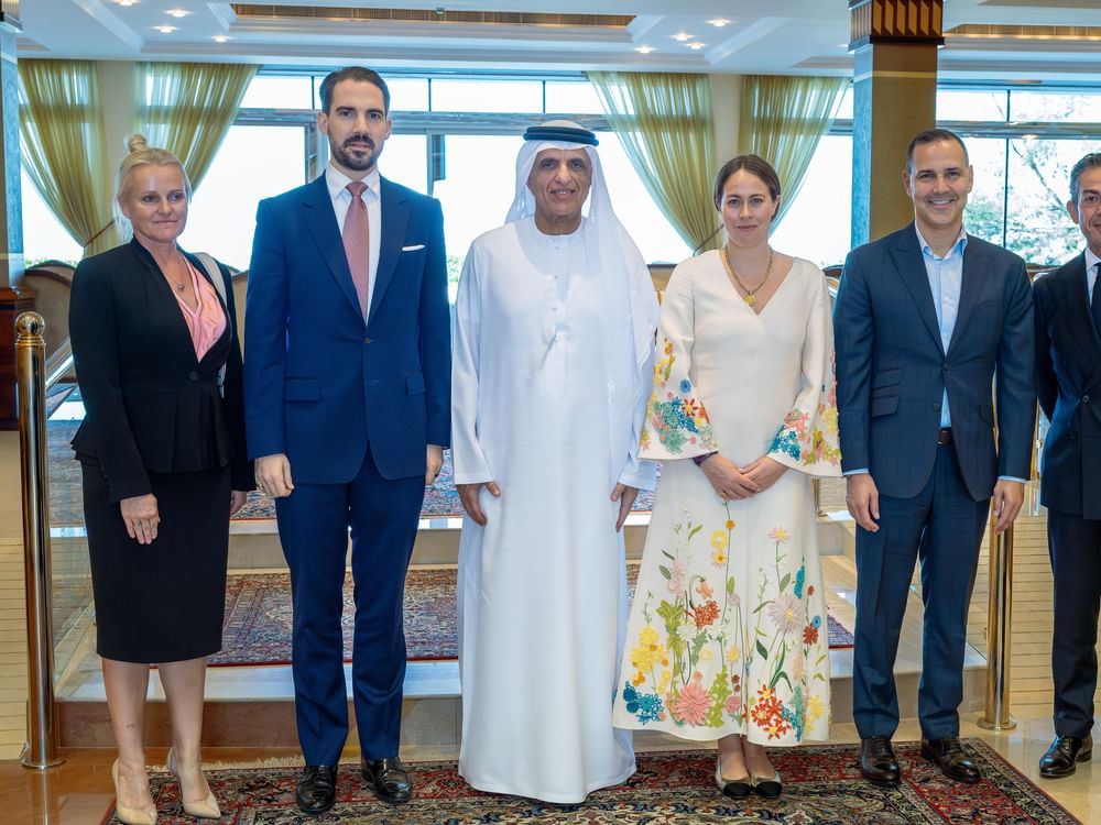 Governante de Ras Al Khaimah recebe príncipe Philippos e princesa Nina da Grécia