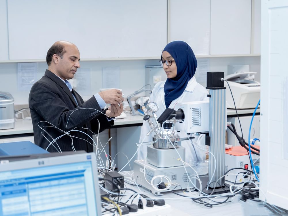 L’Université des Émirats arabes unis obtient un brevet d'invention pour un composé de graphite innovant à base de sirop de dattes