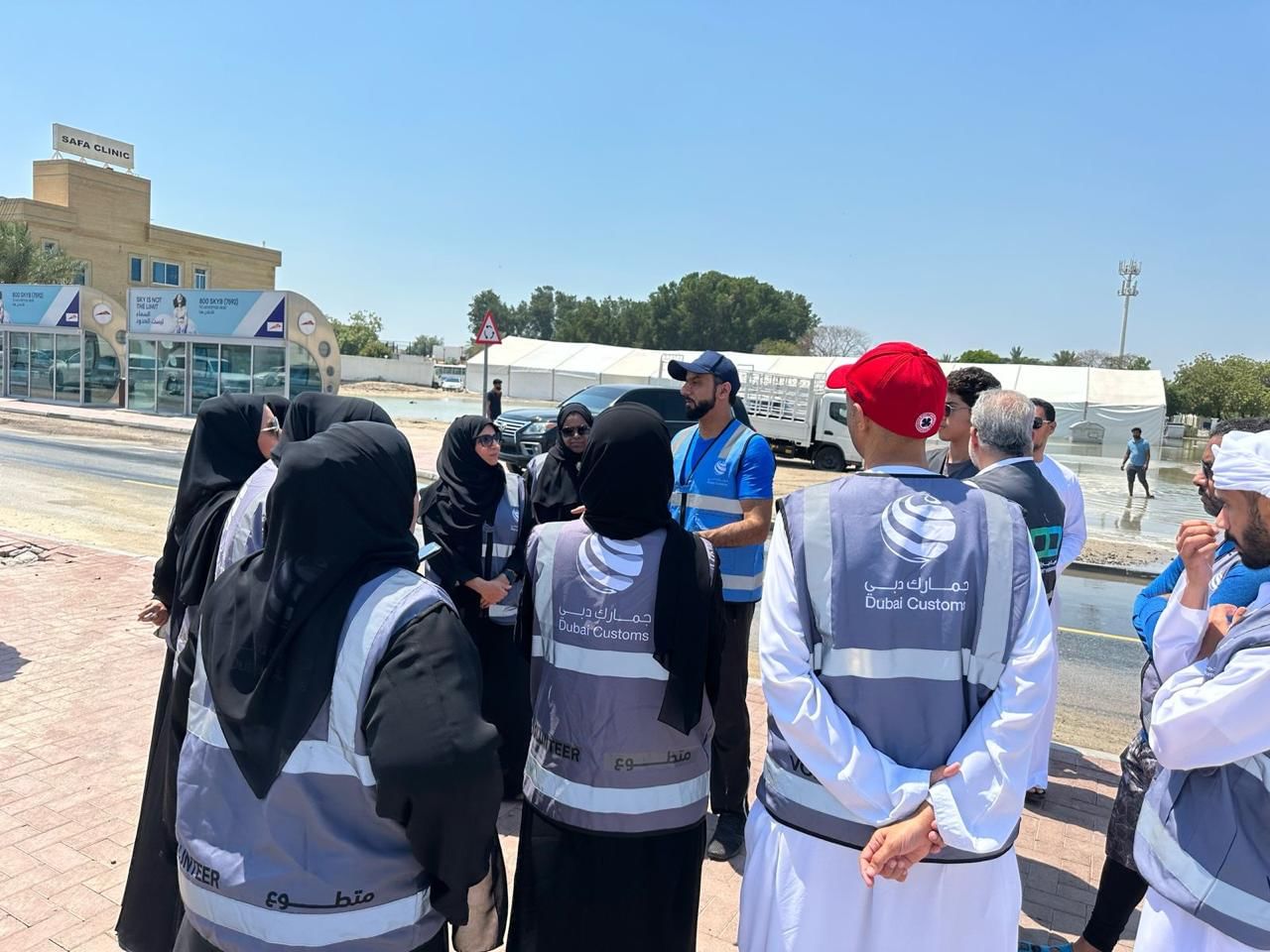 Alfândega de Dubai e Associação de Caridade de Dubai distribuem alimentos para pessoas afetadas pelas fortes chuvas