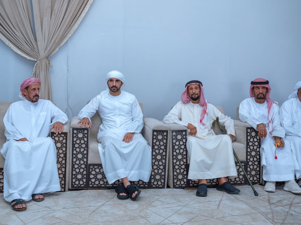 حمدان بن محمد يقدم واجب العزاء في وفاة سهيل مبارك الكتبي