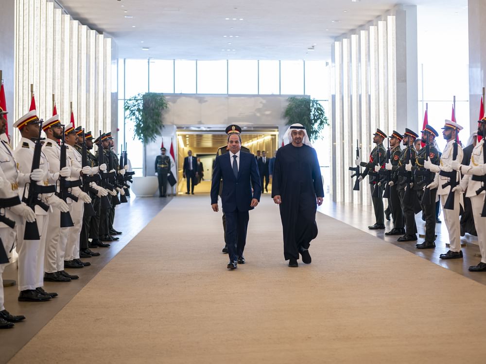 استقبله رئيس الدولة.. الرئيس المصري يصل البلاد