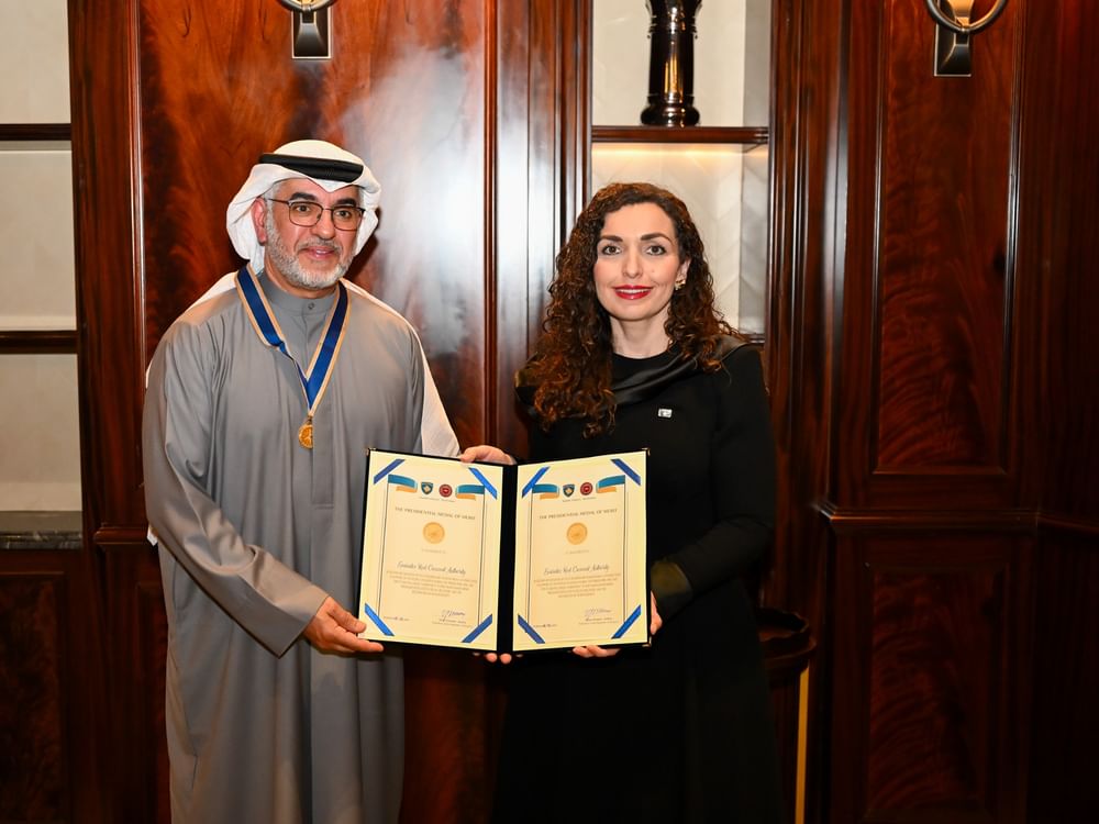 رئيسة كوسوفو تمنح الهلال الأحمر الإماراتي وسام الاستحقاق الرئاسي