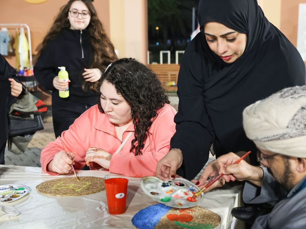 فنانات يبدعن لوحات تحاكي التراث وتبرز جماليات البيئة الإماراتية في مهرجان الظفرة للكتاب .