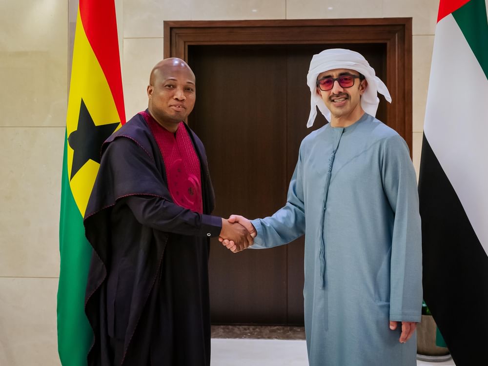 Abdullah bin Zayed y el ministro de Exteriores de Ghana exploran vías de cooperación