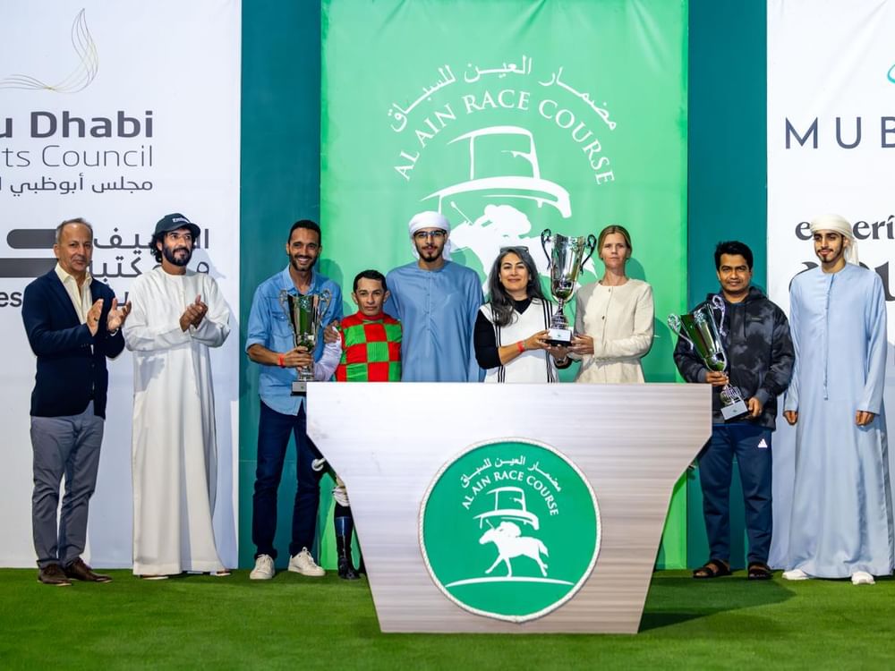 "خيول ياس" تحرز "ثلاثية" في السباق الثامن بنادي العين للفروسية 