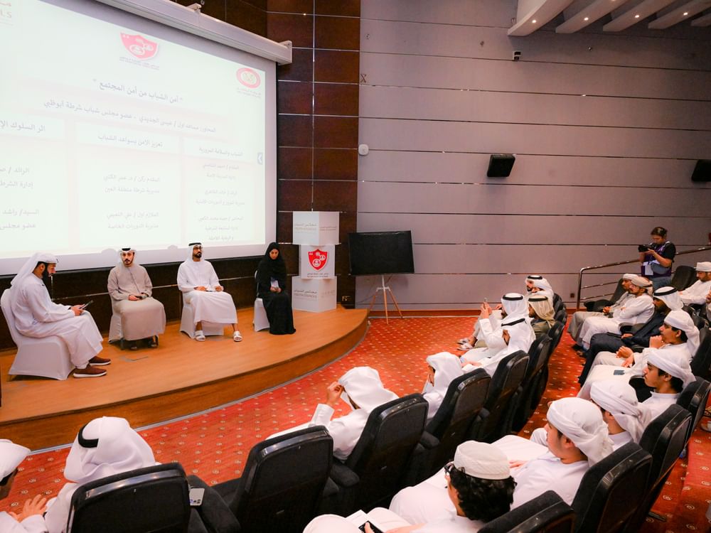 شرطة أبوظبي تنظم مجلسا شبابيا ضمن "الدولي للصيد والفروسية" 