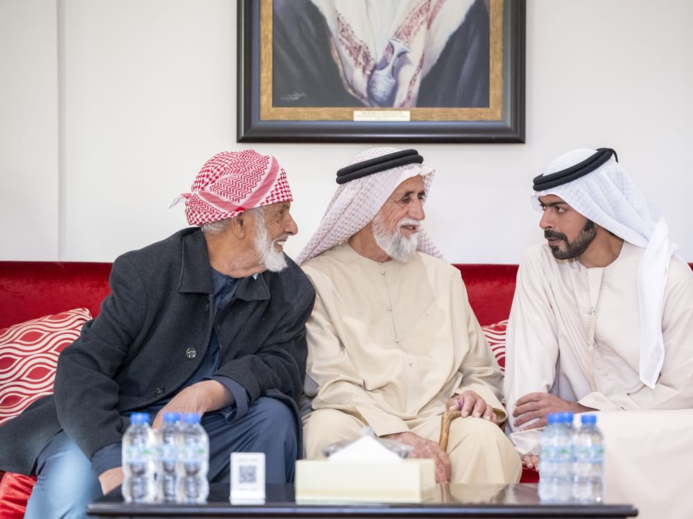 خليفة بن طحنون يُقدم واجب العزاء في وفاة سلطان عبدالله الشامسي