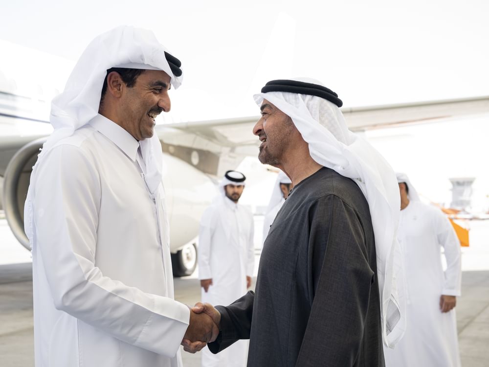 Presidente dos Emirados recebe emir do Qatar na chegada a Abu Dhabi