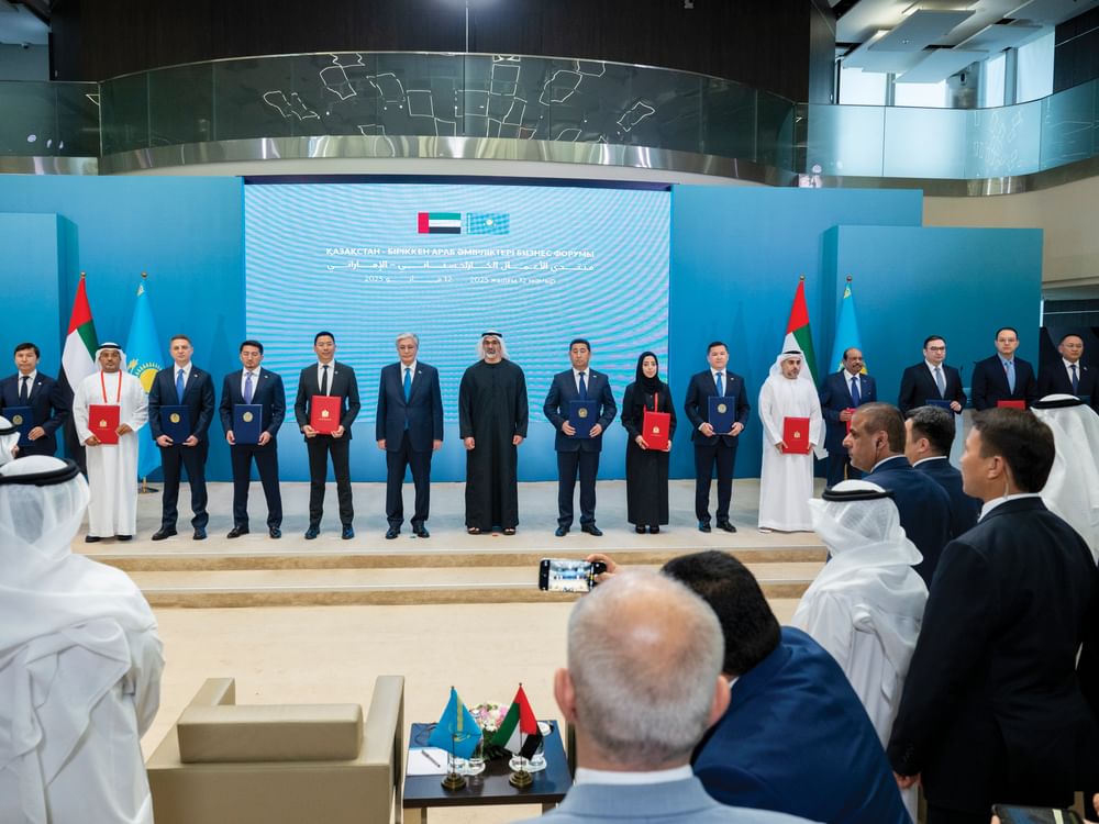 Príncipe herdeiro de Abu Dhabi e presidente do Cazaquistão visitam centro financeiro de Astana e participam de fórum de negócios