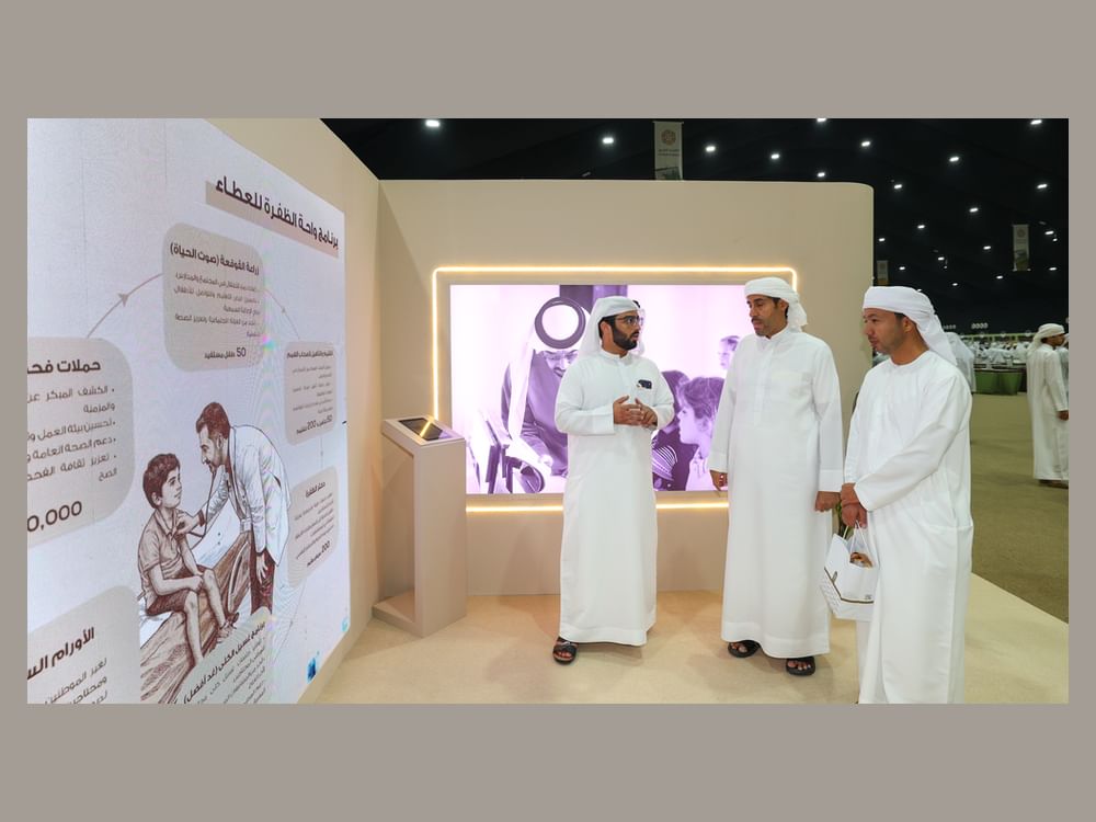 الهلال الأحمر الإماراتي يستعرض مبادراته الإنسانية والتفاعلية في مهرجان الظفرة للتمور