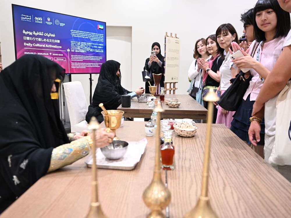 جناح الإمارات في إكسبو أوساكا ينظم ورشاً للتعريف بحرف العطور والبخور التقليدية