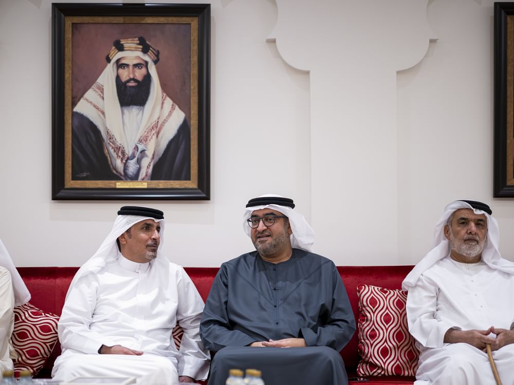 محمد بن حمدان بن زايد يُقدِّم واجب العزاء في وفاة فاطمة مطر الشامسي