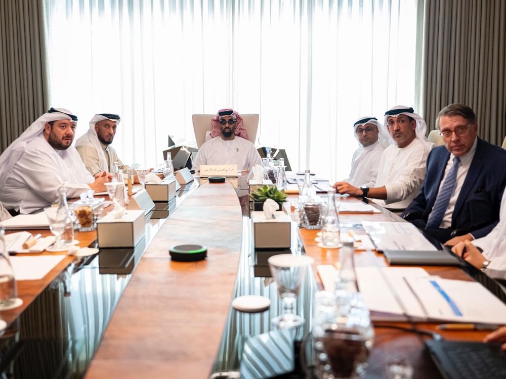 طحنون بن زايد يترأس اجتماع مجلس إدارة "القابضة" (ADQ)