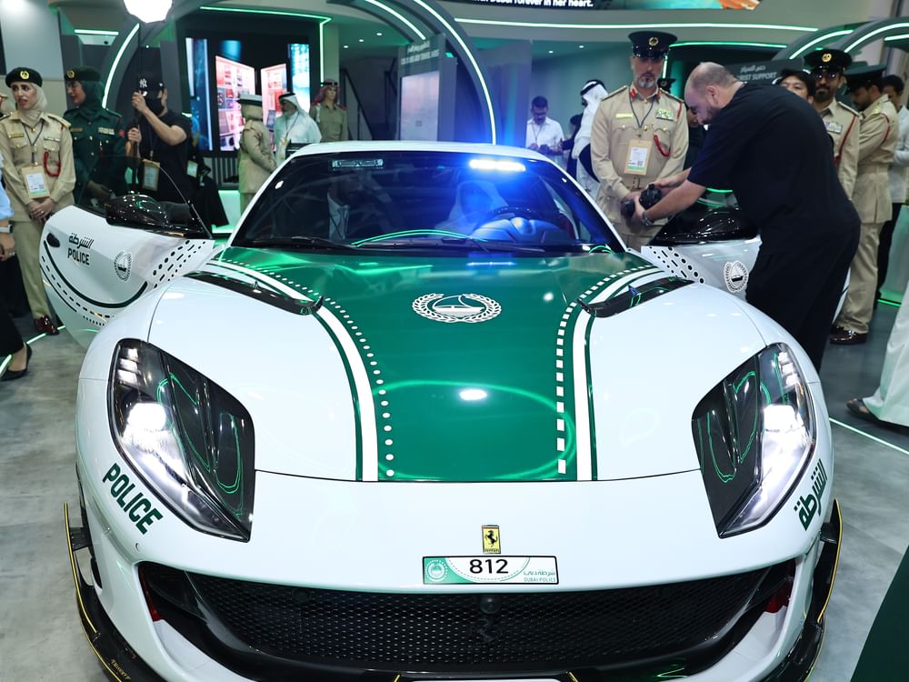 سوق السفر العربي / "منصوري فيراري 812" تنضم إلى أسطول دوريات شرطة دبي الفارهة