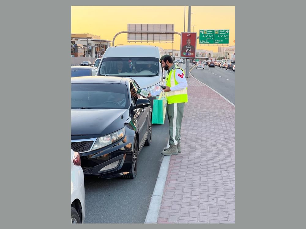 شرطة دبي توزّع 325 ألف وجبة إفطار للسائقين