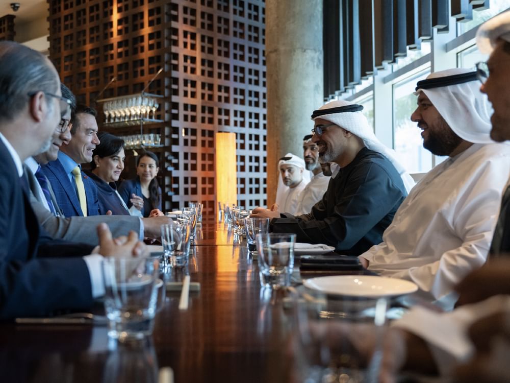 Khaled bin Mohamed bin Zayed y el presidente de Ecuador abordan el fortalecimiento de las relaciones bilaterales