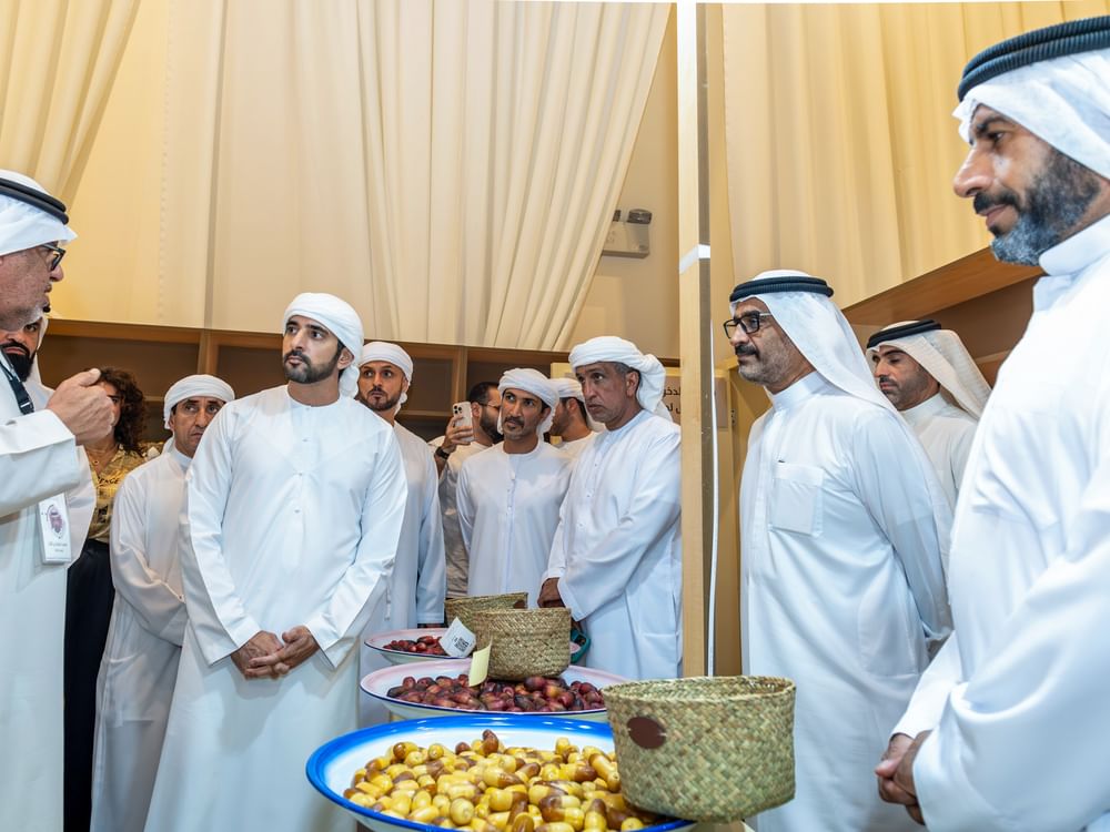 حمدان بن محمد يزور جانبا من "دبي للرطب" .. ويوجه بمكرمة قدرها مليون درهم تشجيعا للمشاركين