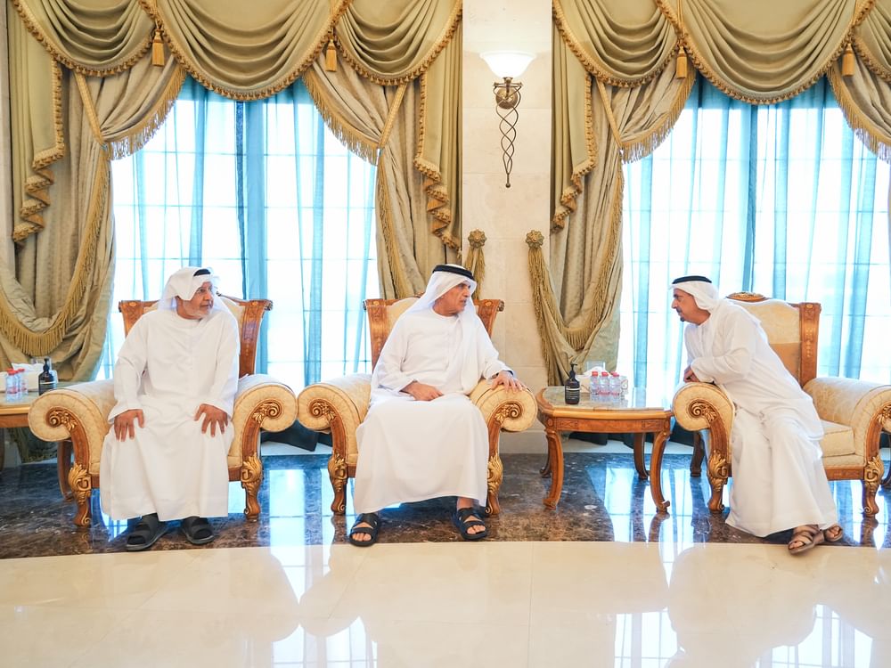 سعود بن صقر يقدم واجب العزاء في وفاة حسين خانصاحب  
