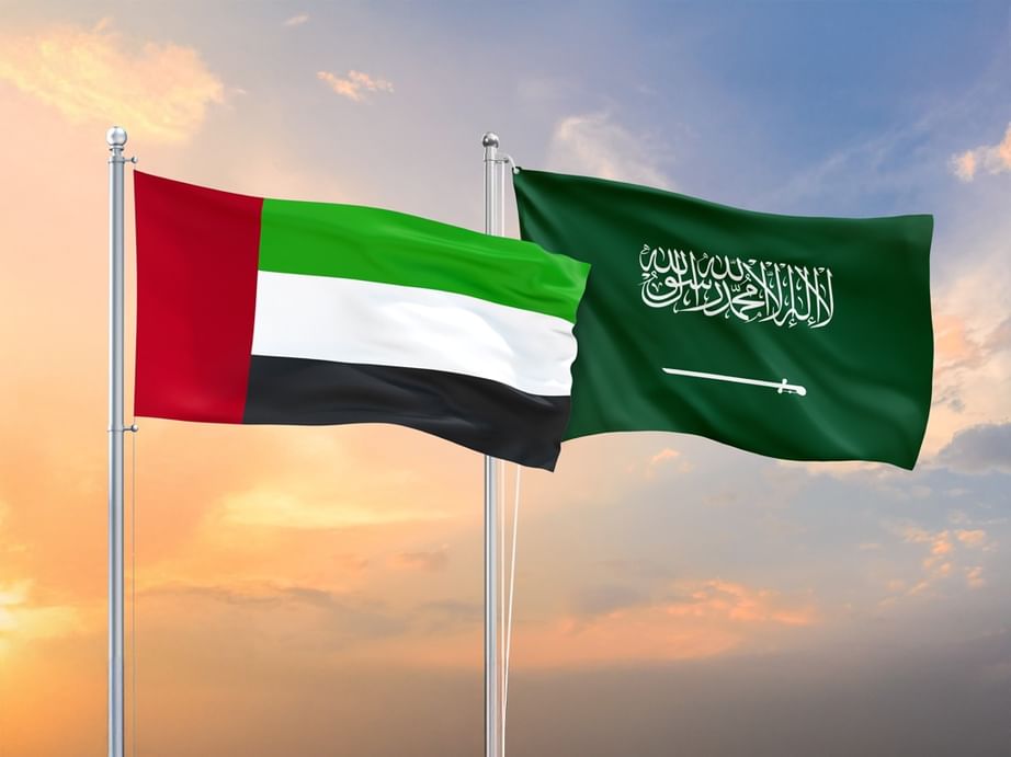 حكام الإمارات يهنئون خادم الحرمين  وولي عهده بفوز المملكة باستضافة بطولة كأس العالم لكرة القدم 2034