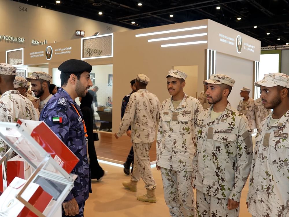 شرطة رأس الخيمة تستعرض فرص التوظيف وبرامج التأهيل بمعرض الخدمة الوطنية  