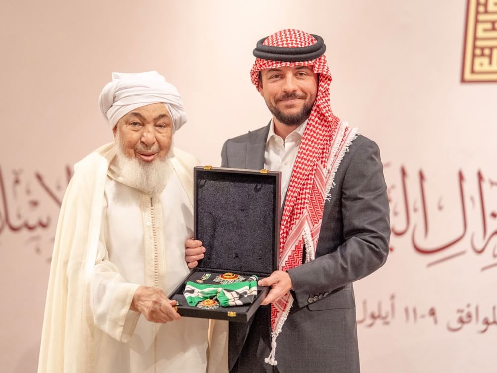  ملك الأردن يمنح عبدالله بن بيه وسام النهضة تقديرا لجهوده في خدمة الإسلام ونشر قيم التسامح