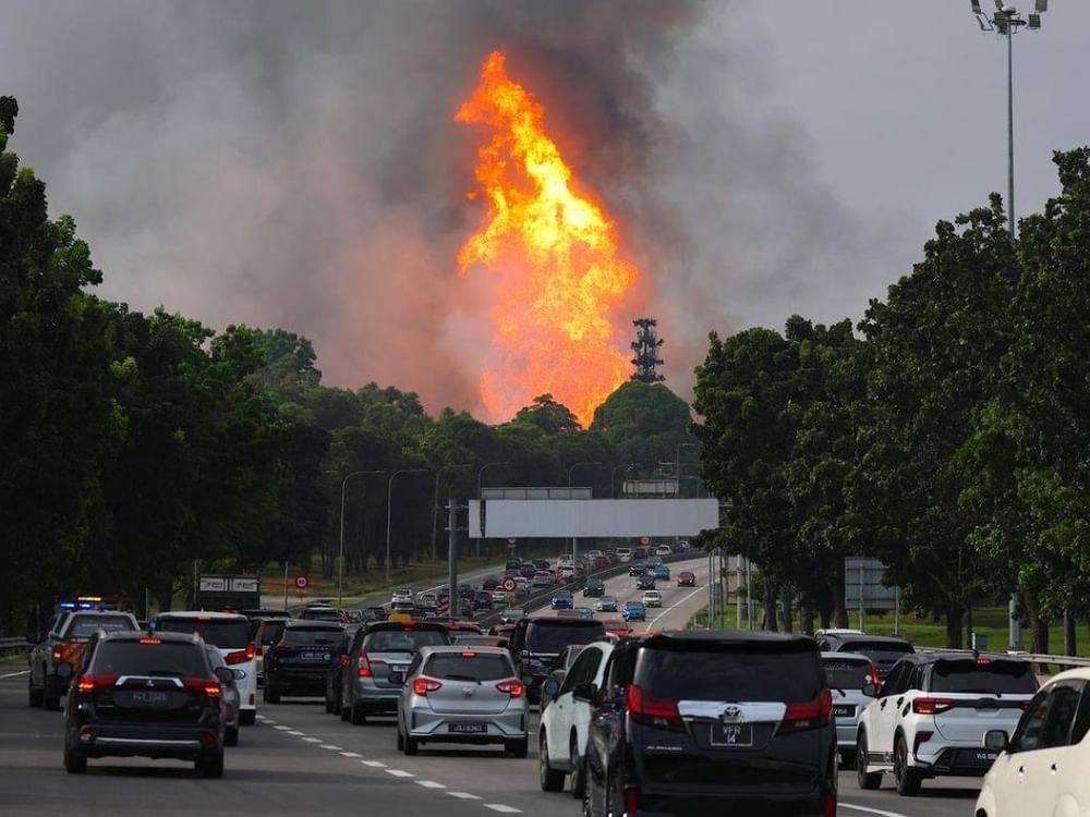 Explosão em gasoduto provoca incêndio de grandes proporções na Malásia