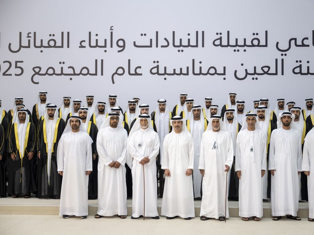 هزاع بن زايد يشهد عرساً جماعياً لـ 60 عريساً من أبناء منطقة العين