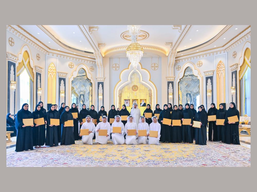 El gobernante de Ajman y el príncipe heredero reciben a los mejores estudiantes de secundaria