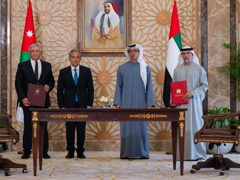 منصور بن زايد ورئيس الوزراء الأردني يشهدان توقيع اتفاقية بين الإمارات و الأردن لإنشاء شبكة سكك حديدية تربط مناطق التعدين بميناء العقبة وتأسيس الشركة الإماراتية الأردنية لسكك الحديد