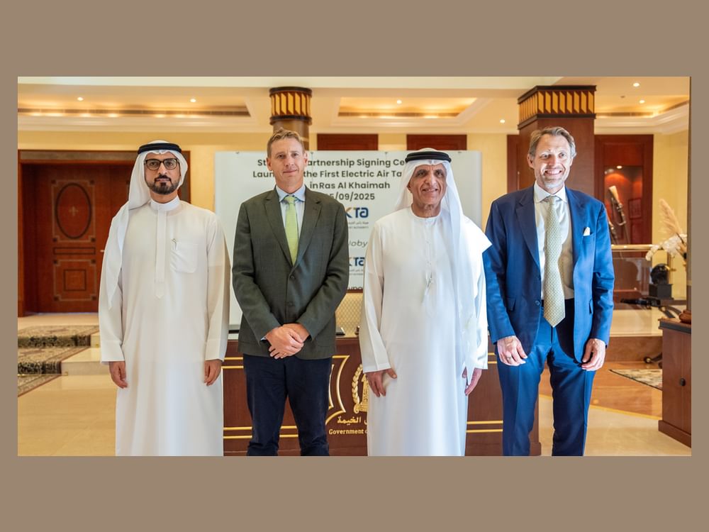 سعود بن صقر يشهد توقيع مذكرة تفاهم لإطلاق أول خدمة تاكسي جوي في رأس الخيمة بحلول 2027