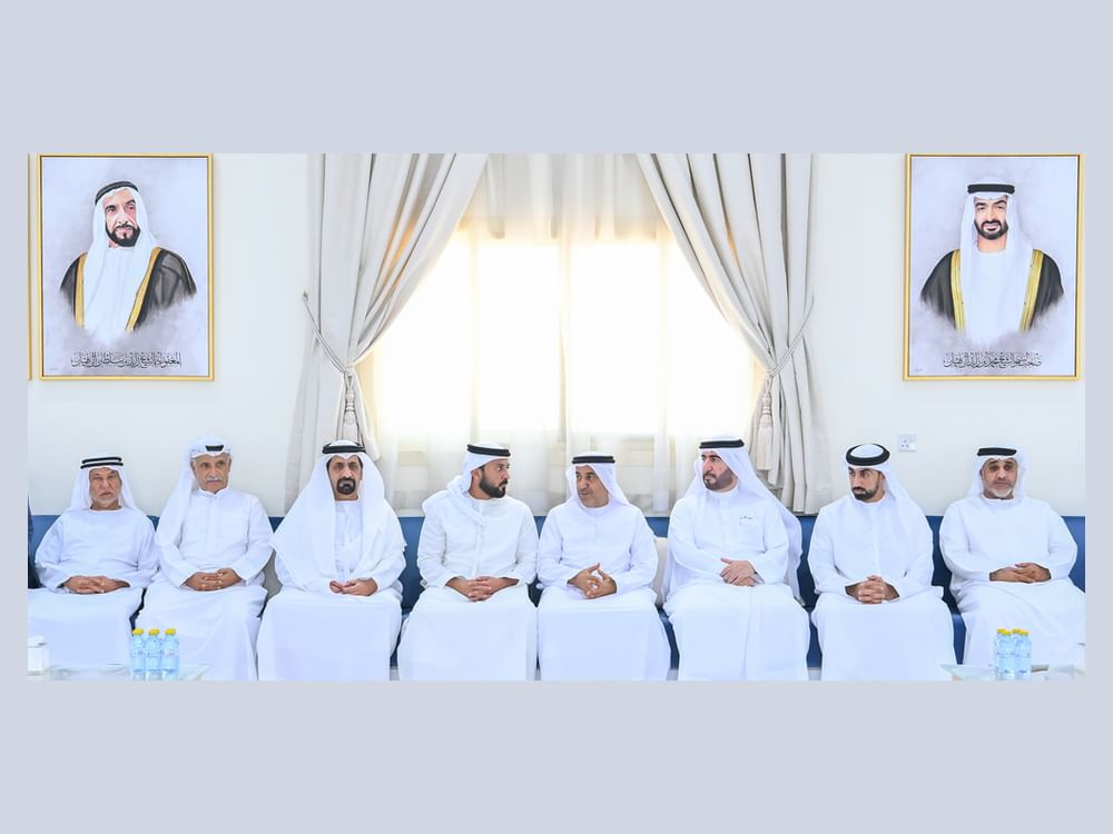 عبد العزيز بن حميد يقدم واجب العزاء في وفاة علي راشد العفاري