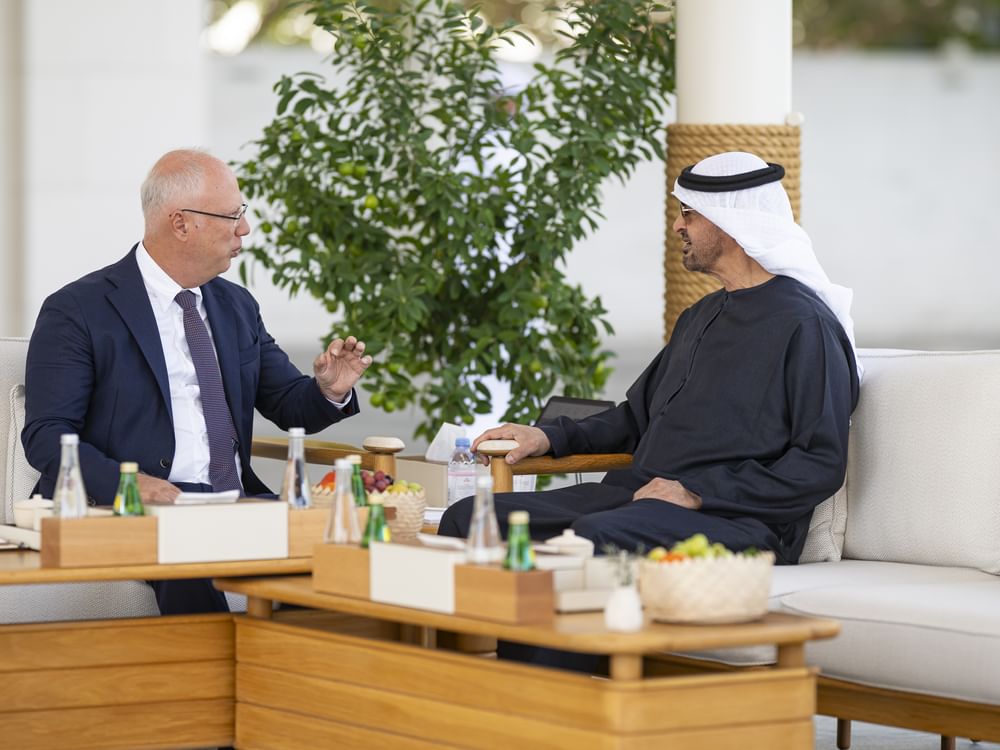 El presidente de Emiratos Árabes Unidos recibe al enviado del presidente ruso