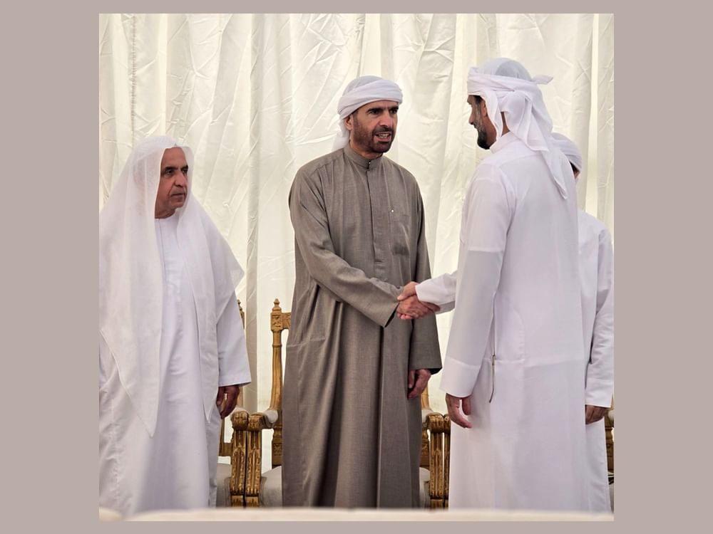 فيصل بن صقر وسالم بن سلطان يقدّمان واجب العزاء في وفاة أرملة صالح الشحي