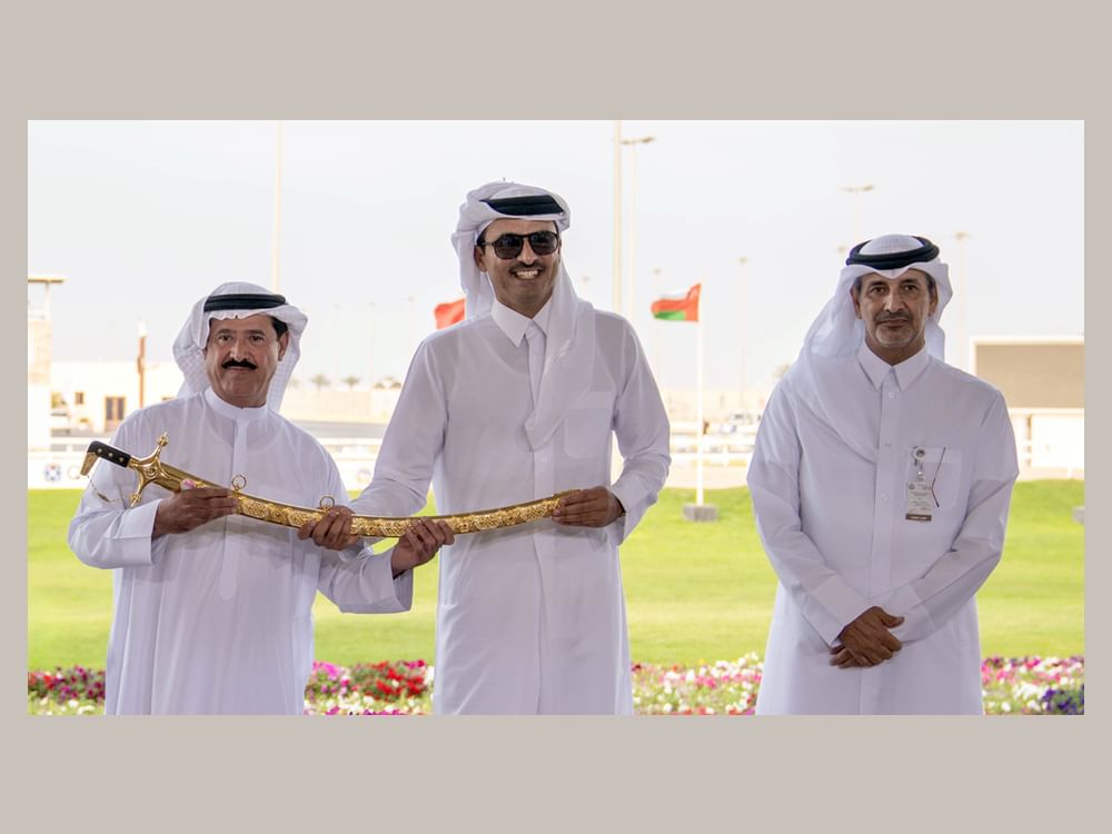 Les chameaux présidentiels des Émirats arabes unis remportent l'épée de l'Émir du Qatar lors du festival des chameaux arabes de race pure