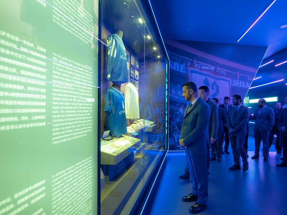 سلطان بن أحمد القاسمي يزور استاد نادي شنغهاي لكرة القدم ويطلع على أحدث التقنيات الإعلامية