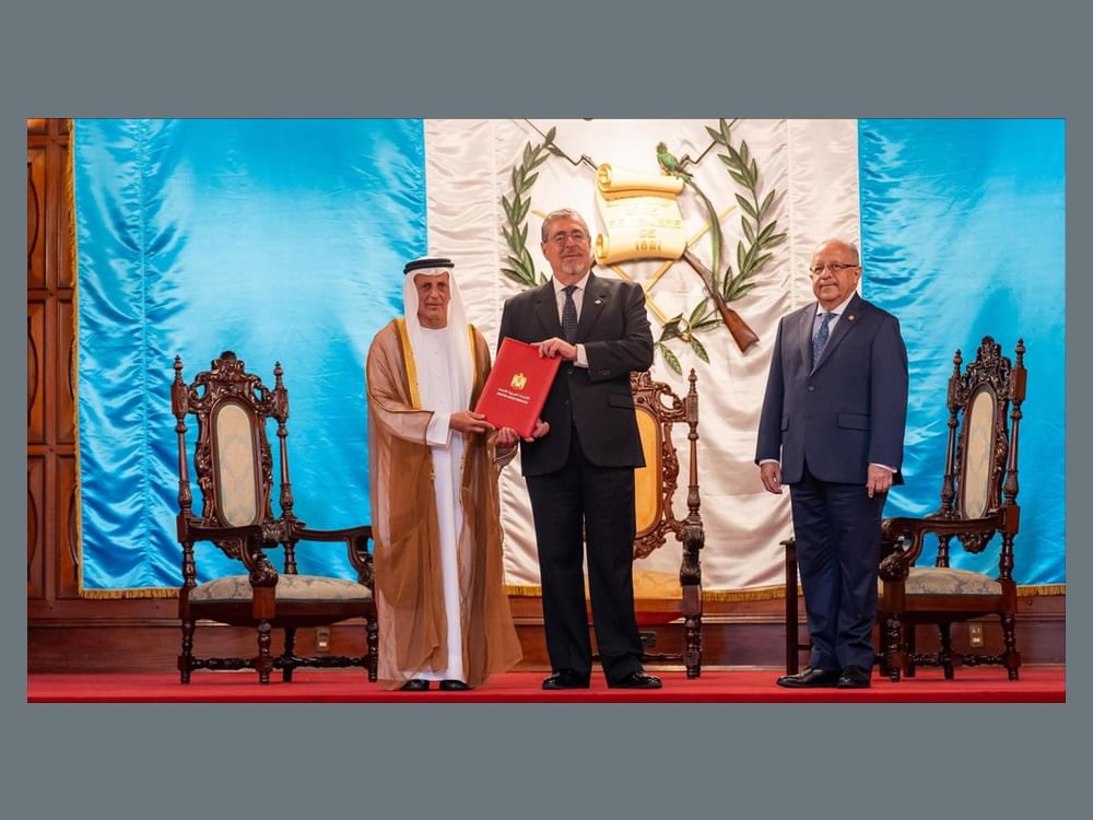 سفير الإمارات غير المقيم يقدم أوراق اعتماده إلى رئيس جمهورية غواتيمالا