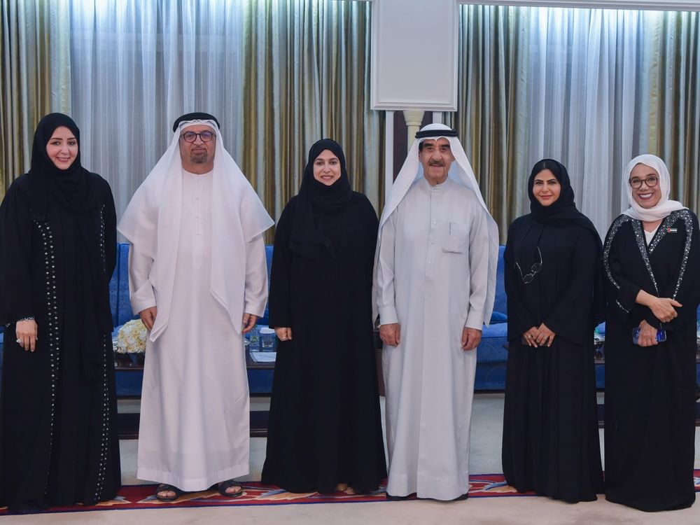 حاكم أم القيوين يستقبل المسؤولين وجموع المهنئين بشهر رمضان